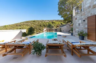 Bazen u objektu Villa Ani! Traditional and luxurious 4-bedroom villa with heated pool and sea views ili u blizini