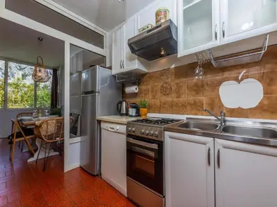 Kuhinja ili čajna kuhinja u objektu Central Apartment Boho Omis River and Sandy Beach