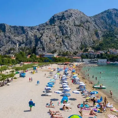 Central Apartment Boho Omis River and Sandy Beach