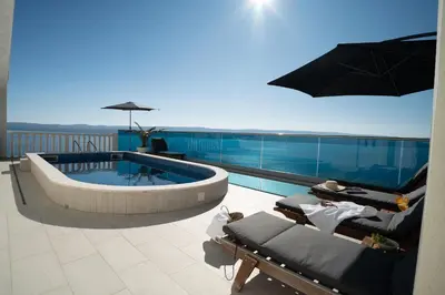 Bazen u objektu Sunny Hill Apartments with rooftop pool ili u blizini