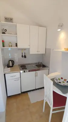 Kuhinja ili čajna kuhinja u objektu Studio apartment in Bol with balcony, air conditioning, WiFi, washing machine 3634-3