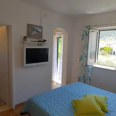 Studio apartment in Bol with balcony