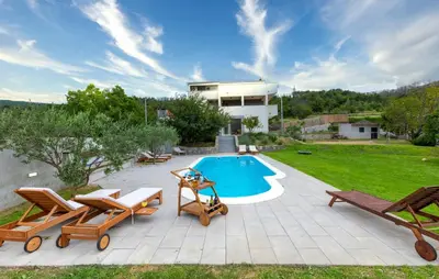 Bazen u objektu Villa Ume ili u blizini