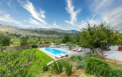 Pogled na planine ili pogled na planine iz vila