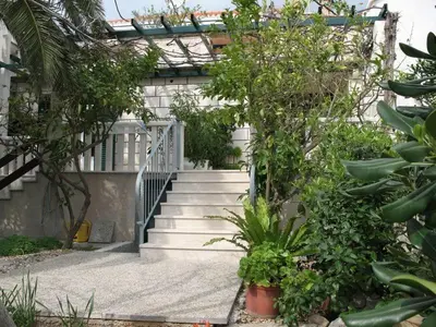 Vrt u objektu Apartment in Bol with sea view, terrace, air conditioning,WiFi 3634-2