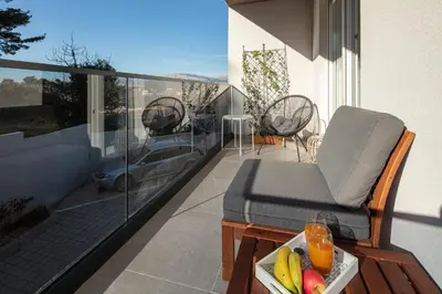 Balkon ili terasa u objektu Apartment with terrace and parking near beach