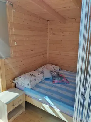 Krevet ili kreveti u jedinici u objektu Secluded getaway tiny home - Skozanje bay, island Hvar