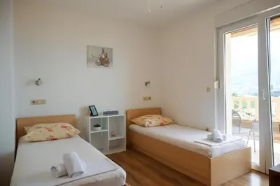 Krevet ili kreveti u jedinici u objektu Apartment Amore - 2 bedroom, 2 bathroom, sea view terrace, 250m from beach