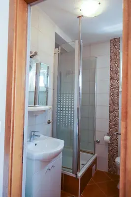 Kupaonica u objektu Apartment Amore - 2 bedroom, 2 bathroom, sea view terrace, 250m from beach
