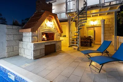 Bazen u objektu Apartmani Jakov ili u blizini