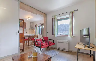 TV i/ili zabavni centar u objektu Holiday Home Zvecanje With Outdoor Swimming Pool 326