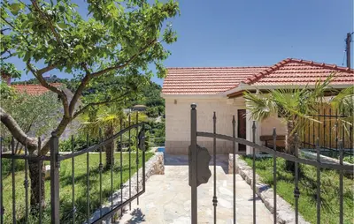 Vrt u objektu Holiday Home Zvecanje With Outdoor Swimming Pool 326