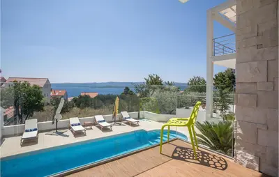 Bazen u objektu 6 Bedroom Luxurious Home In Bol ili u blizini