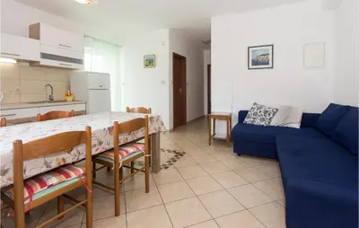 Kuhinja ili čajna kuhinja u objektu 2 Bedroom Cozy Apartment In Suhi Potok, Jesenice