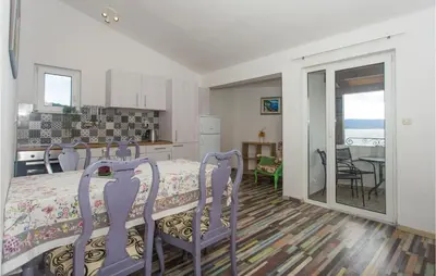 Kuhinja ili čajna kuhinja u objektu Nice Apartment In Suhi Potok, Jesenice With Wifi