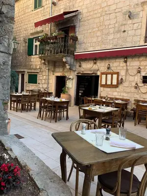 Restoran ili neka druga zalogajnica u objektu Residence Bella