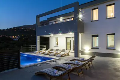 Bazen u objektu villa green valley ili u blizini