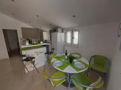 Kuhinja ili čajna kuhinja u objektu Apartman Marina sa parkingom