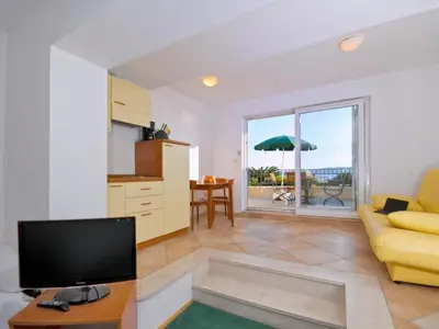 TV i/ili zabavni centar u objektu Studio apartment in Brela with a sea view, terrace, air conditioning, WiFi 201-4