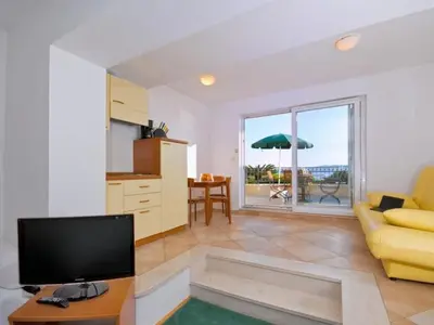 TV i/ili zabavni centar u objektu Studio apartment in Brela with a sea view, terrace, air conditioning, WiFi 201-5