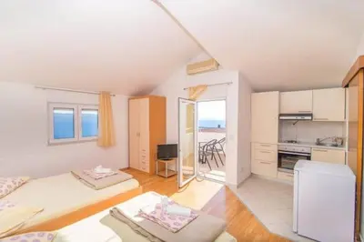 Kuhinja ili čajna kuhinja u objektu Studio Apartment in Dugi Rat with Sea View, Terrace, Air Conditioning, WiFi 5113-1