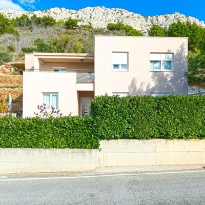 Apartments with parking space Brela