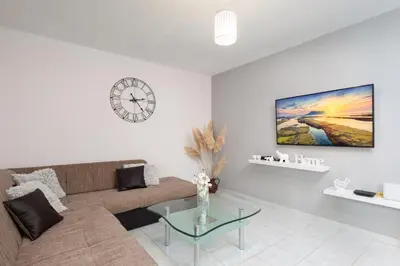TV i/ili zabavni centar u objektu Solaris Holiday Home - Private Pool