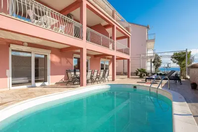Bazen u objektu Solaris Holiday Home - Private Pool ili u blizini