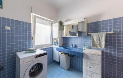 Kupaonica u objektu Pet Friendly Apartment In Podstrana With Wifi