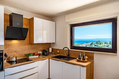 Kuhinja ili čajna kuhinja u objektu Villa Kadena - Luxury Seaside Villa with Private Heated Pool