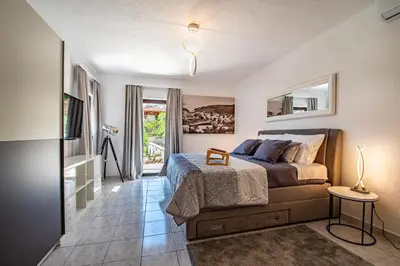 TV i/ili zabavni centar u objektu Villa Kadena - Luxury Seaside Villa with Private Heated Pool