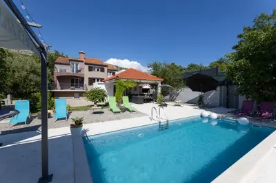 Bazen u objektu Holiday Home Zrincy ili u blizini