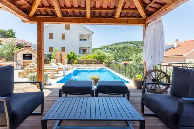 Bazen u objektu Šolta Stone House ili u blizini