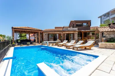 Bazen u objektu Šolta Stone House ili u blizini