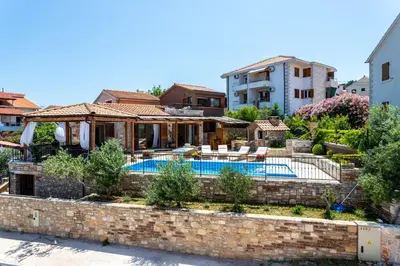 Bazen u objektu Šolta Stone House ili u blizini
