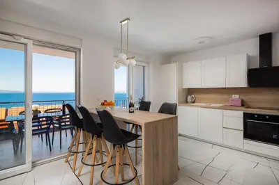 Kuhinja ili čajna kuhinja u objektu Deluxe apartment Lara