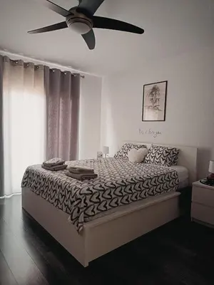Krevet ili kreveti u jedinici u objektu Black and White Apartment - 2 bedrooms, walk to the beach