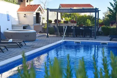 Bazen u objektu Villa in Podstrana with large outside swimming pool & hot tub for 14 people ili u blizini