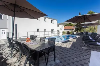Bazen u objektu Villa in Podstrana with large outside swimming pool & hot tub for 14 people ili u blizini