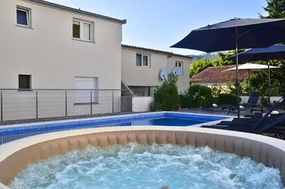 Bazen u objektu Villa in Podstrana with large outside swimming pool & hot tub for 14 people ili u blizini