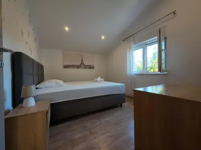 Krevet ili kreveti u jedinici u objektu Villa in Podstrana with large outside swimming pool & hot tub for 14 people