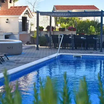 Villa in Podstrana with large outside swimming pool & hot tub for 14 people