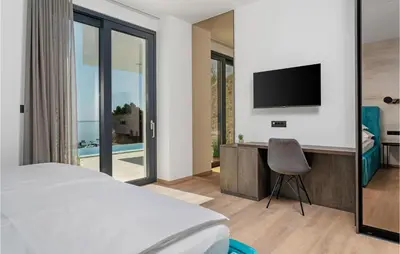 TV i/ili zabavni centar u objektu Pet Friendly Home In Omis With Sauna