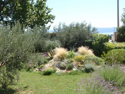 Vrt u objektu Apartment in Dugi Rat with sea view, balcony, air conditioning, WiFi 5132-4