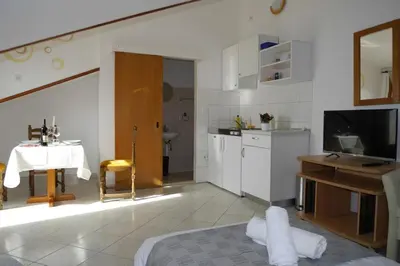 Kuhinja ili čajna kuhinja u objektu Studio apartment in Dugi Rat with sea view, balcony, air conditioning, WiFi 5132-5