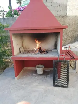 Oprema za roštilj dostupna gostima apartmana