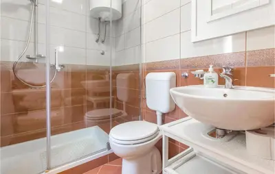 Kupaonica u objektu Awesome Apartment In Podgrade With Wifi