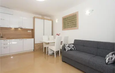 Kuhinja ili čajna kuhinja u objektu Awesome Apartment In Podgrade With Wifi
