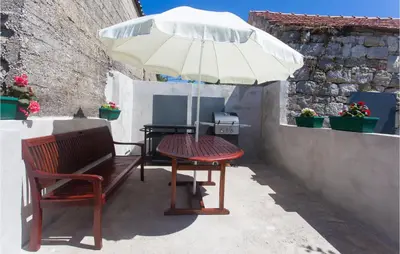 Popločani dio dvorišta ili vanjski dio objekta Awesome Apartment In Podgrade With Wifi