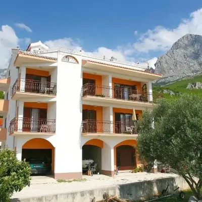 Apartments with parking space Promajna